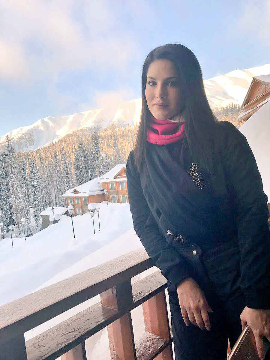 Sunny Leone came to roam in kashmir