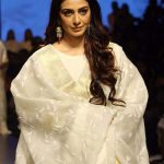 एक बार फिर रैंप पर उतरीं तब्बू, देखें तस्वीरें Tabu walked the ramp again, view photos