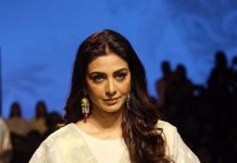 एक बार फिर रैंप पर उतरीं तब्बू, देखें तस्वीरें Tabu walked the ramp again, view photos
