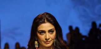 एक बार फिर रैंप पर उतरीं तब्बू, देखें तस्वीरें Tabu walked the ramp again, view photos