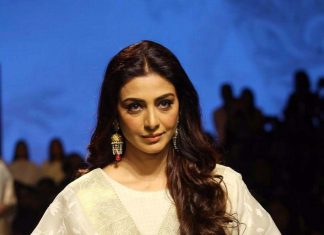 एक बार फिर रैंप पर उतरीं तब्बू, देखें तस्वीरें Tabu walked the ramp again, view photos