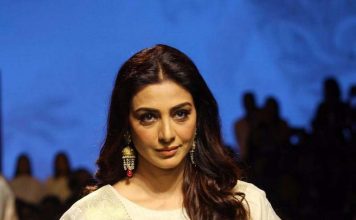 एक बार फिर रैंप पर उतरीं तब्बू, देखें तस्वीरें Tabu walked the ramp again, view photos