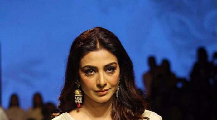 एक बार फिर रैंप पर उतरीं तब्बू, देखें तस्वीरें Tabu walked the ramp again, view photos