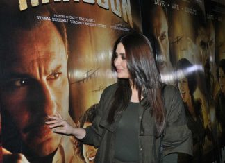 सैफ अली खान की फिल्म ‘रंगून’ की स्पेशल स्क्रीनिंग पर नज़र आईं करीना कपूर, देखें तस्वीरें Kareena Kapoor appeared at Saif Ali Khan's 'Rangoon' at a special screening