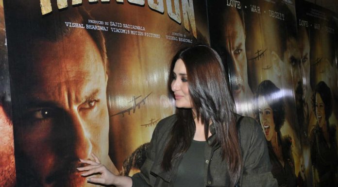 सैफ अली खान की फिल्म ‘रंगून’ की स्पेशल स्क्रीनिंग पर नज़र आईं करीना कपूर, देखें तस्वीरें Kareena Kapoor appeared at Saif Ali Khan's 'Rangoon' at a special screening