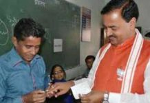 यूपी चुनाव : मतदान के वक्त केशव मौर्य की जैकेट में दिखा कमल निशान , बढ़ सकती हैं मुश्किलें lotus on the jacket of Keshav Maurya at the time of voting