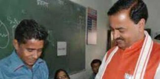 यूपी चुनाव : मतदान के वक्त केशव मौर्य की जैकेट में दिखा कमल निशान , बढ़ सकती हैं मुश्किलें lotus on the jacket of Keshav Maurya at the time of voting