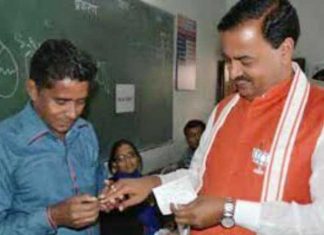 यूपी चुनाव : मतदान के वक्त केशव मौर्य की जैकेट में दिखा कमल निशान , बढ़ सकती हैं मुश्किलें lotus on the jacket of Keshav Maurya at the time of voting