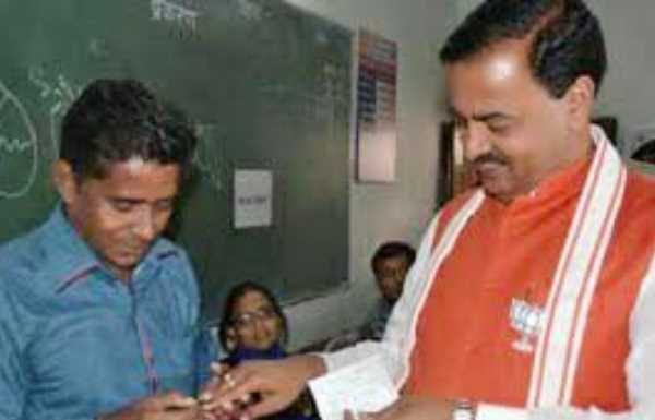 यूपी चुनाव : मतदान के वक्त केशव मौर्य की जैकेट में दिखा कमल निशान , बढ़ सकती हैं मुश्किलें lotus on the jacket of Keshav Maurya at the time of voting