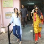 BMC इलेक्शन्स में वोट करने पहुंची श्रद्धा कपूर, भीड़ में खड़े होकर एक आम आदमी की तरह दिया वोट BMC Elections Shraddha Kapoor arrived to vote