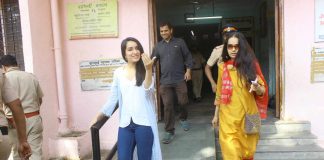 BMC इलेक्शन्स में वोट करने पहुंची श्रद्धा कपूर, भीड़ में खड़े होकर एक आम आदमी की तरह दिया वोट BMC Elections Shraddha Kapoor arrived to vote
