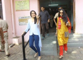 BMC इलेक्शन्स में वोट करने पहुंची श्रद्धा कपूर, भीड़ में खड़े होकर एक आम आदमी की तरह दिया वोट BMC Elections Shraddha Kapoor arrived to vote