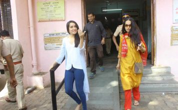 BMC इलेक्शन्स में वोट करने पहुंची श्रद्धा कपूर, भीड़ में खड़े होकर एक आम आदमी की तरह दिया वोट BMC Elections Shraddha Kapoor arrived to vote