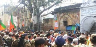 शाहजहांपुर: बीजेपी नेता के खिलाफ मुकदमा दर्ज ,जूलूस में बटवा रहा था मिठाई lawsuit against bjp leader was distributing sweets in Procession