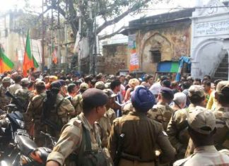 शाहजहांपुर: बीजेपी नेता के खिलाफ मुकदमा दर्ज ,जूलूस में बटवा रहा था मिठाई lawsuit against bjp leader was distributing sweets in Procession