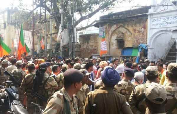 शाहजहांपुर: बीजेपी नेता के खिलाफ मुकदमा दर्ज ,जूलूस में बटवा रहा था मिठाई lawsuit against bjp leader was distributing sweets in Procession