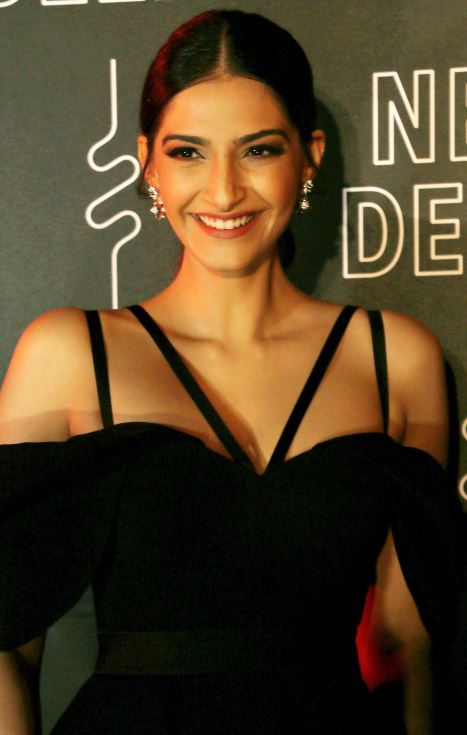 Sonam Kapoor looks too hot in front of the camera, see photos