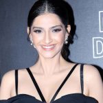 कैमरे के सामने बेहद हॉट नज़र आईं सोनम कपूर, देखें तस्वीरें Sonam Kapoor looks too hot in front of the camera, see photos
