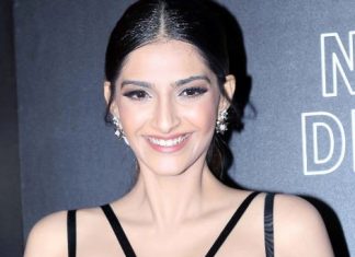 कैमरे के सामने बेहद हॉट नज़र आईं सोनम कपूर, देखें तस्वीरें Sonam Kapoor looks too hot in front of the camera, see photos
