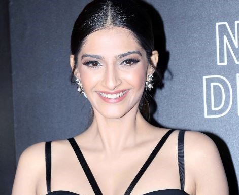 कैमरे के सामने बेहद हॉट नज़र आईं सोनम कपूर, देखें तस्वीरें Sonam Kapoor looks too hot in front of the camera, see photos