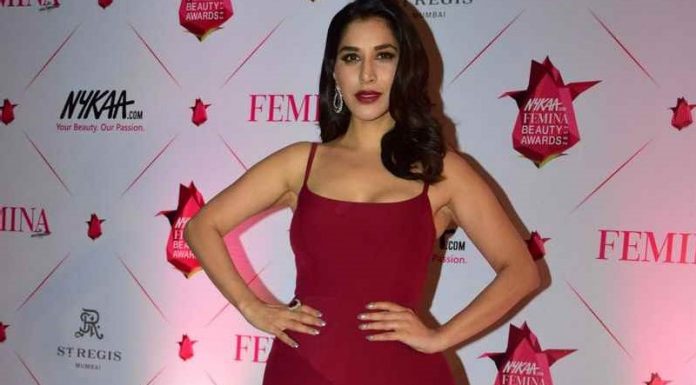 अवार्ड शो के दौरान सोफी चौधरी ने बिखेरा अपनी हॉटनेस का जलवा, देखें तस्वीरें During the award show, Sophie Chowdhury showed her hotness,