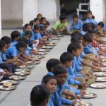 मिड डे मील के लिए अब बच्चों के पास आधार कार्ड होना अनिवार्य हुआ. Now for Mid Day Meal, children must have Aadhar card
