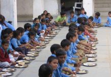 मिड डे मील के लिए अब बच्चों के पास आधार कार्ड होना अनिवार्य हुआ. Now for Mid Day Meal, children must have Aadhar card