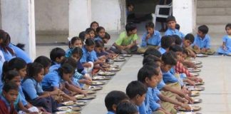 मिड डे मील के लिए अब बच्चों के पास आधार कार्ड होना अनिवार्य हुआ. Now for Mid Day Meal, children must have Aadhar card