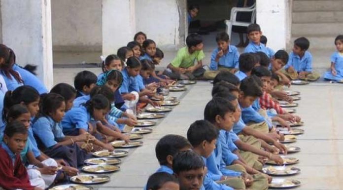 मिड डे मील के लिए अब बच्चों के पास आधार कार्ड होना अनिवार्य हुआ. Now for Mid Day Meal, children must have Aadhar card