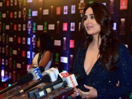 Kareena Kapoor became the center of attraction at award show