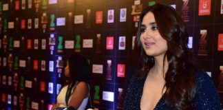 अवार्ड शो पर आकर्षण का केंद्र बनीं करीना कपूर, नज़र आईं बेहद खूबसूरत Kareena Kapoor became the center of attraction at award show