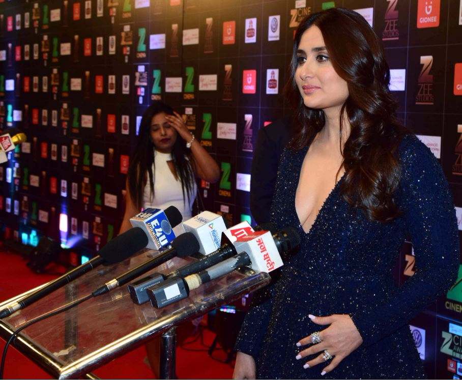 Kareena Kapoor became the center of attraction at award show