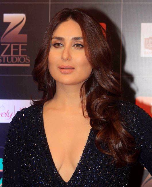 Kareena Kapoor became the center of attraction at award show