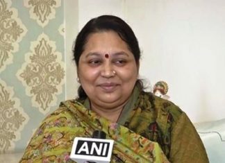 मुलायम सिंह की पत्नी साधना ने कहा : चाहती हूँ प्रतीक भी राजनीति में आयें Mulayam Singh's wife Sadhana said: I want pratik also to come to politics