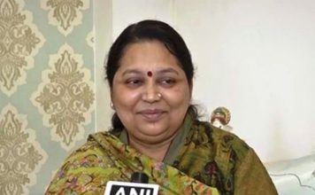 मुलायम सिंह की पत्नी साधना ने कहा : चाहती हूँ प्रतीक भी राजनीति में आयें Mulayam Singh's wife Sadhana said: I want pratik also to come to politics