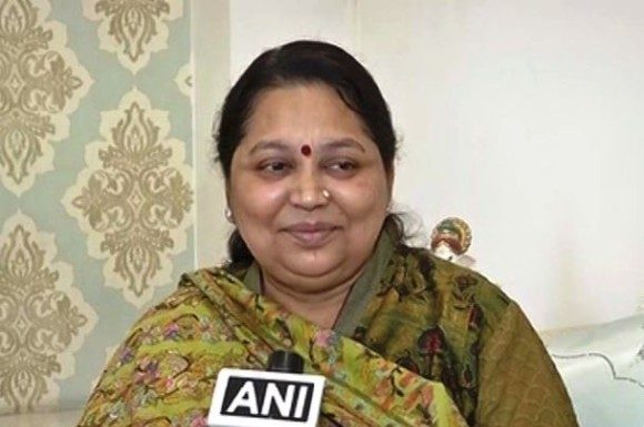 मुलायम सिंह की पत्नी साधना ने कहा : चाहती हूँ प्रतीक भी राजनीति में आयें Mulayam Singh's wife Sadhana said: I want pratik also to come to politics