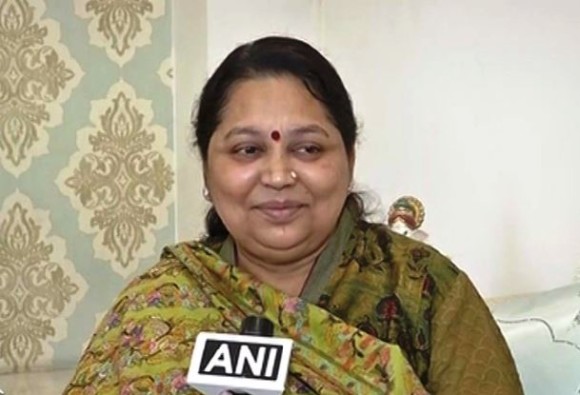 Mulayam Singh's wife Sadhana said: I want pratik also to come to politics