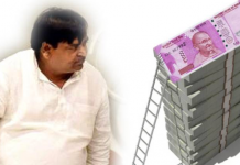 पहले रेप केस अब आय से अधिक सम्पति: गायत्री प्रजापति ने बढ़ाई अखिलेश की मुश्किलें. first rape case now disproportionate assets case now Gayatri Yadav raised problems for akhilesh