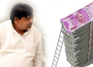 पहले रेप केस अब आय से अधिक सम्पति: गायत्री प्रजापति ने बढ़ाई अखिलेश की मुश्किलें. first rape case now disproportionate assets case now Gayatri Yadav raised problems for akhilesh