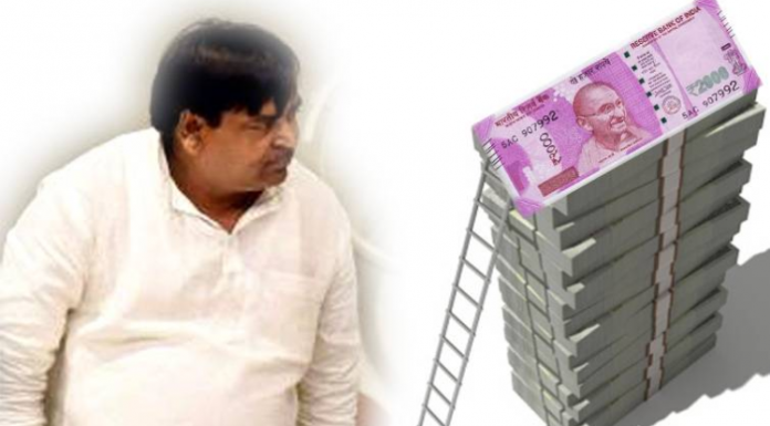 पहले रेप केस अब आय से अधिक सम्पति: गायत्री प्रजापति ने बढ़ाई अखिलेश की मुश्किलें. first rape case now disproportionate assets case now Gayatri Yadav raised problems for akhilesh