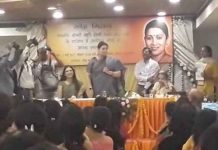 वाराणसी में स्मृति इरानी ने उड़ाई आचार संहिता की धज्जिया , आयोजक ने कहा परमिसन क्या होती है ? Smriti Irani violated poll code of conduct in Varanasi