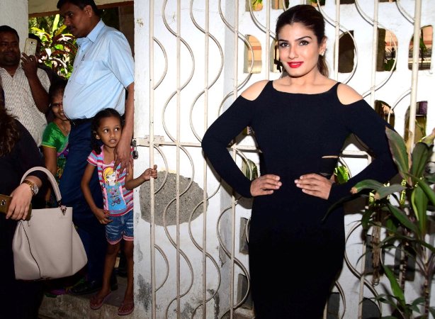 raveena tandon looks great in black dress