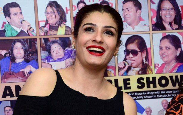 अवार्ड शो पर ब्लैक ड्रेस में पहुंची रवीना टंडन , नज़र आईं बेहद खूबसूरत , यहाँ देखें तस्वीरें raveena-tandon-looks-great-in-black-dress