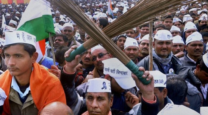 दिल्ली और पंजाब दोनों जगह फँसी आप. AAP hanged in both Delhi and Punjab