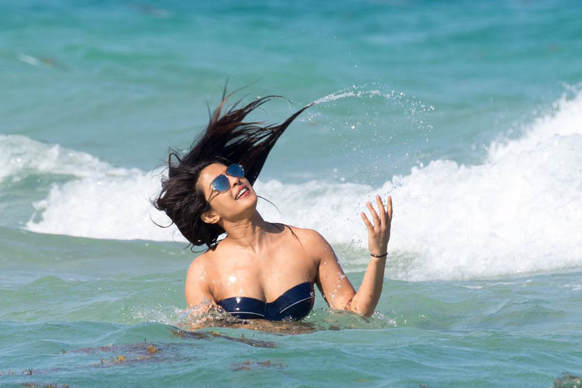 Once again Priyanka Chopra seen in bikni see Hot Photos