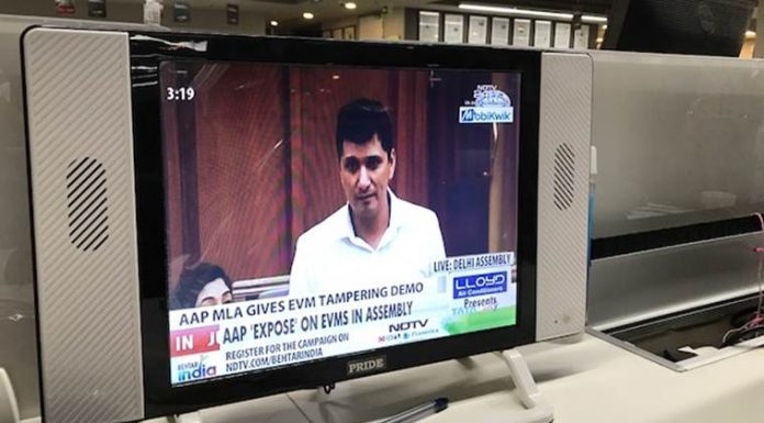 आप विधायक ने दिखाया कैसे हैक करते हैं एवीएम aap-mla-showed-how-to-hack-evm