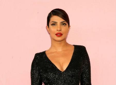 once again on red carpet priyanka chopra shows her hotness