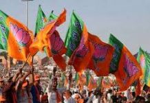 मुंबई एअरपोर्ट पे मुस्लिम ने पढी नमाज तो धरने पे बैठे बीजेपी नेता Muslim read namaj at the Mumbai airport