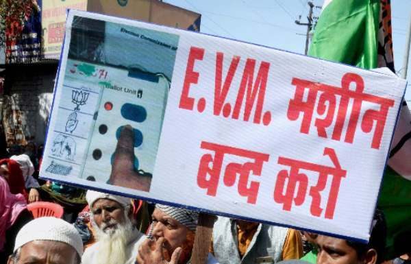 गुजरात चुनाव : एवीएम में गडबडी , सुप्रीम कोर्ट पहुची कांग्रेस , कोर्ट ने दिया नोटिस evm malfunctioning congress reached sc