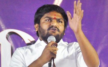 गुजरात चुनाव : उम्मीदवारी की लिस्ट आते ही हार्दिक और कांग्रेस समर्थको के बीच चली कुर्सियां Hardik's sex video